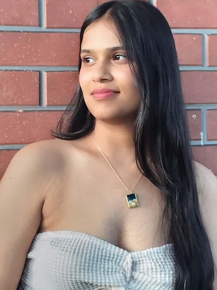 Portrait wearing a Darya botanical pendant